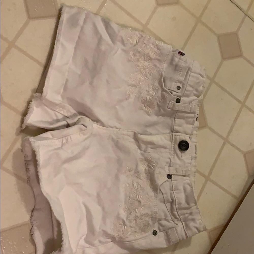 White jeans shorts with flowers